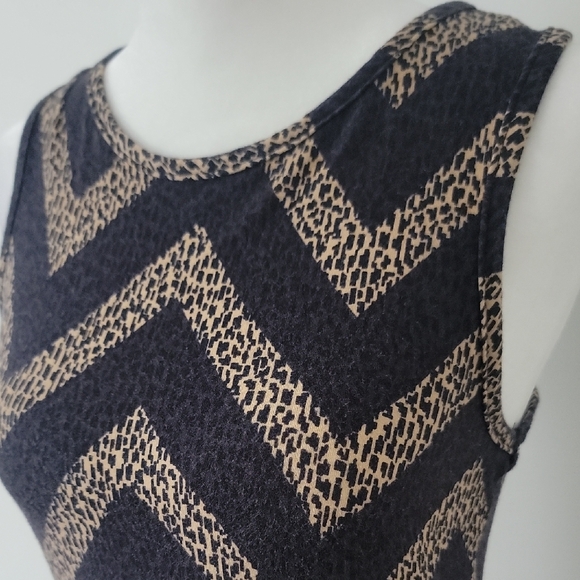 Women's Snap Black Tan Beige Chevron Pattern Sheath Sleeveless Midi Dress Size M - Picture 3 of 9